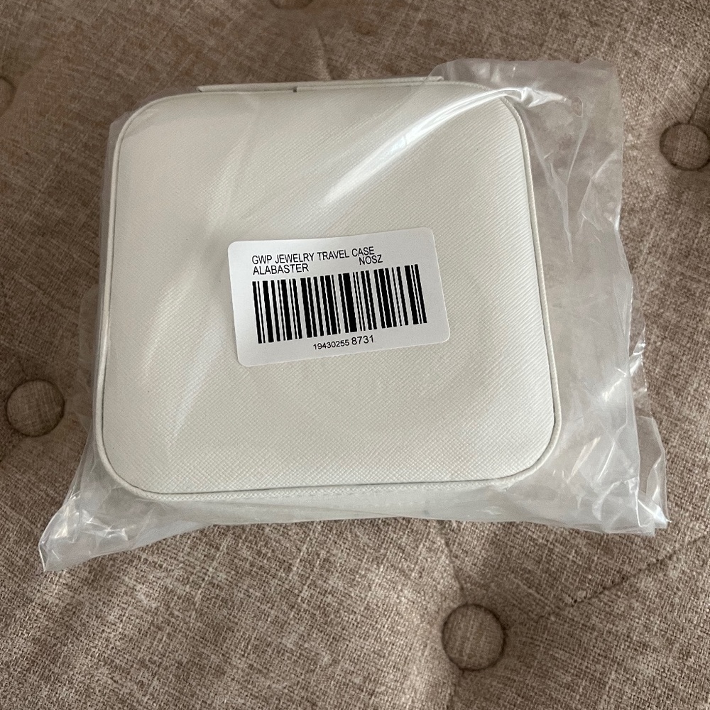 NEW! Chico's Jewelry Travel Storage Organizer Case 2.25” x 5.25” White/Cream - Picture 3 of 9